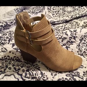 Taupe Cutout Shootie, size 8, White Mountain